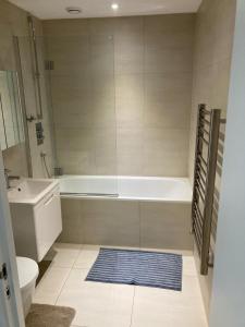 A bathroom at Stunning 3-Bed 3-Bath Apartment in Southampton