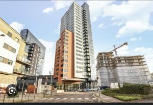a tall building in the middle of a city at Stunning 3-Bed 3-Bath Apartment in Southampton in Southampton
