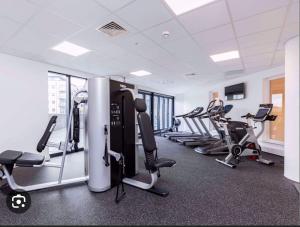 The fitness centre and/or fitness facilities at Stunning 3-Bed 3-Bath Apartment in Southampton