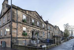 un viejo edificio de ladrillo al lado de una calle en The Stirling Townhouse en Stirling