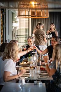 un grupo de personas sentadas alrededor de una mesa bebiendo vino en Novotel Bordeaux Centre Ville en Burdeos