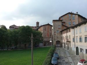 a group of buildings with cars parked in a yard at Artemisia Antique Rooms Fara in Vaprio dʼAdda