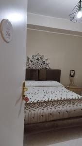 een slaapkamer met een bed met een zwart-wit dekbed bij L'Angolo di Sarah in Santo Stefano di Camastra