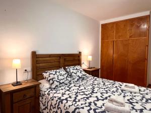 a bedroom with a bed and two lamps and a dresser at Apartament Matxicots in Rialp