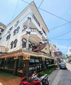 uma scooter estacionada em frente a um edifício em Rock Shore Patong em Patong Beach