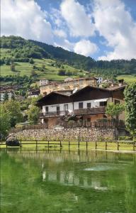 un villaggio su una collina vicino a un corpo d'acqua di CASA LAGHETTO a Bovegno