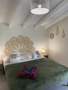 una camera da letto con un letto grande con una grande testiera di CARIBBEAN RESIDENCE a Sainte-Luce