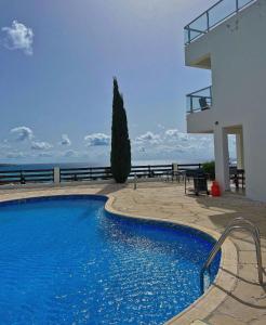 een zwembad voor een huis met uitzicht op de oceaan bij 3 Bedroom Coral Bay Panorama Seaview Villa Pool in Coral Bay