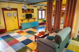 西古恩薩的住宿－Arévacon，带沙发的客厅和色彩缤纷的地板
