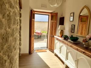 Habitación con una puerta que da a un balcón. en Nuovissima Casa in Sardegna!!!!!!!, en Laerru