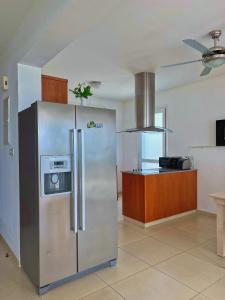 Een keuken of kitchenette bij 3 Bedroom Coral Bay Panorama Seaview Villa Pool