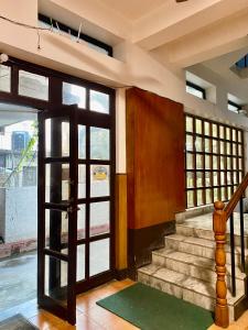una puerta abierta en una habitación con escaleras en Hotel Sova's Inn, en Birātnagar