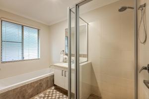 La salle de bains est pourvue d'une douche et d'un lavabo. dans l'établissement Villa 16 @ Rivendell Winery Estate - Yallingup, à Yallingup Siding