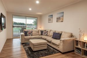 - un salon avec un canapé et une table dans l'établissement Villa 16 @ Rivendell Winery Estate - Yallingup, à Yallingup Siding