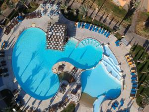 una vista sul tetto di una piscina con acqua blu di Novotel Marsa Alam Beach Resort a Quseir