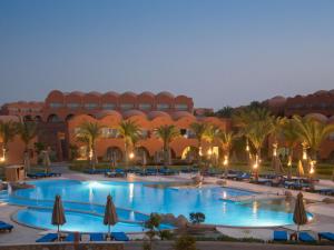 un hôtel avec une grande piscine en face d'un bâtiment dans l'établissement Novotel Marsa Alam Beach Resort, à Al-Qusair