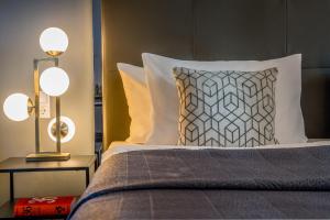 a bedroom with a bed with a pillow and two lamps at Hotel du Nord in Hamburg