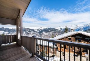 a balcony with a view of the mountains at Résidence Carre Blanc - 3 Pièces pour 6 Personnes 394 in Courchevel