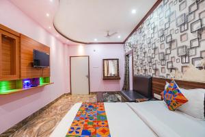 Postel nebo postele na pokoji v ubytování FabHotel Deepak Palace
