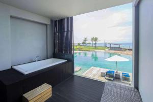 Bazén v ubytování Wyndham Tamansari Jivva Resort Bali nebo v jeho okolí