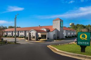 a hotel with a sign in front of a building at Quality Inn in Lavonia