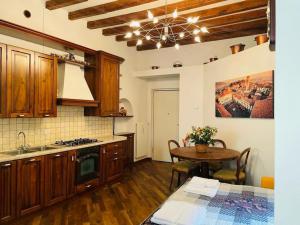 une cuisine avec des placards en bois et une table avec une salle à manger dans l'établissement Bella Ciao Old Town, à Bergame 9 autres photos