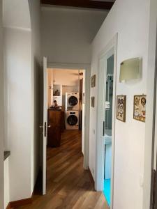 Cette chambre dispose d'un couloir avec une porte et d'une cuisine. dans l'établissement Bella Ciao Old Town, à Bergame