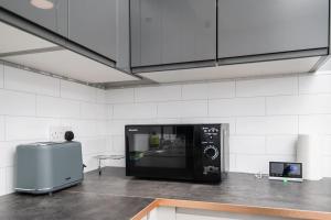 un horno microondas en la parte superior de una barra de cocina en Bright beautiful flat in Dundee en Dundee