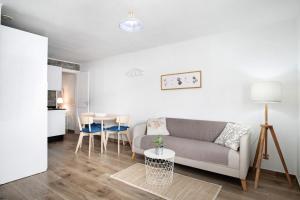 sala de estar con sofá y mesa en Apartamentos Toledo, en Caleta de Sebo