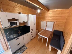Kuchnia lub aneks kuchenny w obiekcie Camping & Bungalows Leagi