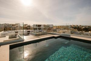 Bazén v ubytování The Sliema Suites nebo v jeho okolí