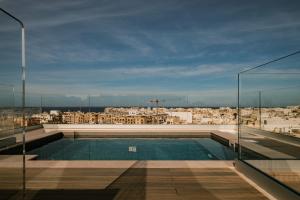 Bazén v ubytování The Sliema Suites nebo v jeho okolí
