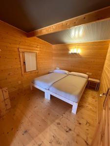 Łóżko lub łóżka w pokoju w obiekcie Camping & Bungalows Leagi