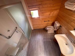 Łazienka w obiekcie Camping & Bungalows Leagi
