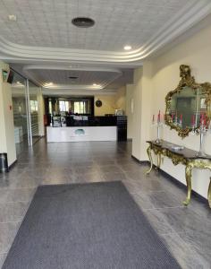 Vstupní hala nebo recepce v ubytování HOTEL SANTHYAGO TROFA