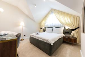 Ένα ή περισσότερα κρεβάτια σε δωμάτιο στο Boem Exclusive Rooms Skadarlija