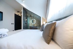 Ένα ή περισσότερα κρεβάτια σε δωμάτιο στο Boem Exclusive Rooms Skadarlija