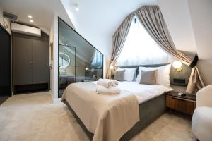 Ένα ή περισσότερα κρεβάτια σε δωμάτιο στο Boem Exclusive Rooms Skadarlija
