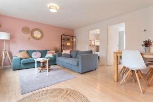 ein Wohnzimmer mit einem Sofa und einem Tisch in der Unterkunft Spacious Family Holiday Home (7p), Free indoor parking in Zandvoort