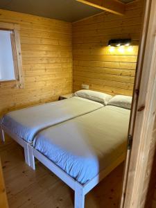 Łóżko lub łóżka w pokoju w obiekcie Camping & Bungalows Leagi
