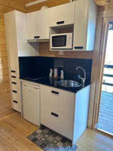 Kuchnia lub aneks kuchenny w obiekcie Camping & Bungalows Leagi