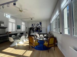 ein Wohnzimmer mit Tisch und Stühlen in der Unterkunft Le Loft du Homard Bleu à Saint-Malo Intra-Muros in Saint-Malo