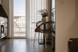 Kuchyň nebo kuchyňský kout v ubytování The Sliema Suites