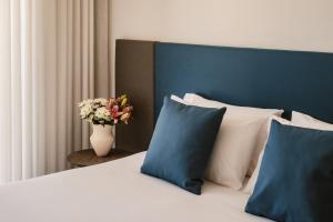 Postel nebo postele na pokoji v ubytování The Sliema Suites