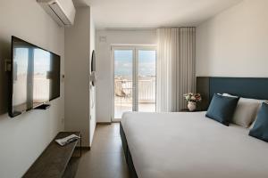 Postel nebo postele na pokoji v ubytování The Sliema Suites