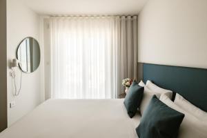 Postel nebo postele na pokoji v ubytování The Sliema Suites
