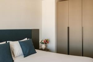 Postel nebo postele na pokoji v ubytování The Sliema Suites