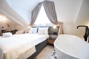 Ένα ή περισσότερα κρεβάτια σε δωμάτιο στο Boem Exclusive Rooms Skadarlija