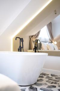 Ένα ή περισσότερα κρεβάτια σε δωμάτιο στο Boem Exclusive Rooms Skadarlija