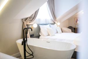 Ένα ή περισσότερα κρεβάτια σε δωμάτιο στο Boem Exclusive Rooms Skadarlija